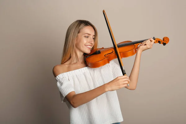 Mulher Bonita Tocando Violino Fundo Bege — Fotografia de Stock