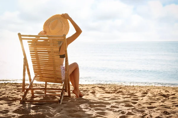 Vrouw Ontspannen Ligstoel Zandstrand Zomervakantie — Stockfoto