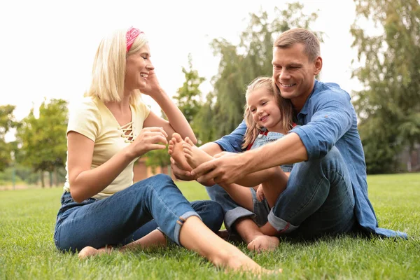 Lycklig Familj Tillbringa Tid Tillsammans Parken Solig Sommardag — Stockfoto