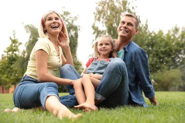 Lycklig Familj Tillbringa Tid Tillsammans Parken Solig Sommardag — Stockfoto