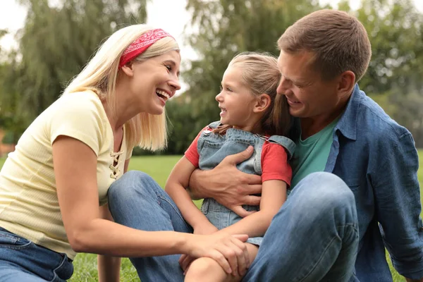 Lycklig Familj Tillbringa Tid Tillsammans Parken Solig Sommardag — Stockfoto