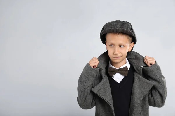 Lindo Detective Con Sombrero Abrigo Sobre Fondo Gris Espacio Para —  Fotos de Stock