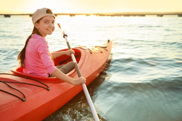 Chica Feliz Kayak Río Actividad Campamento Verano — Foto de Stock