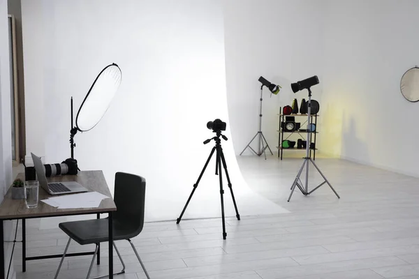 プロの設備や職場のセットで写真スタジオのインテリア — ストック写真