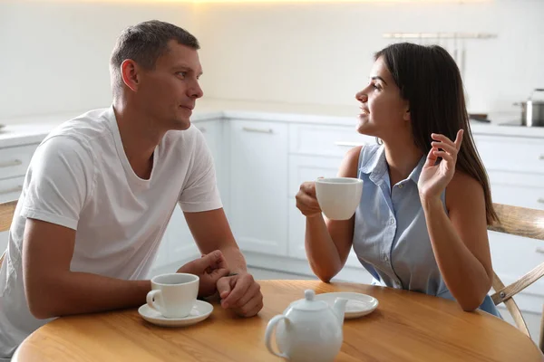 Man Vrouw Praten Tijdens Het Drinken Van Thee Aan Tafel — Stockfoto