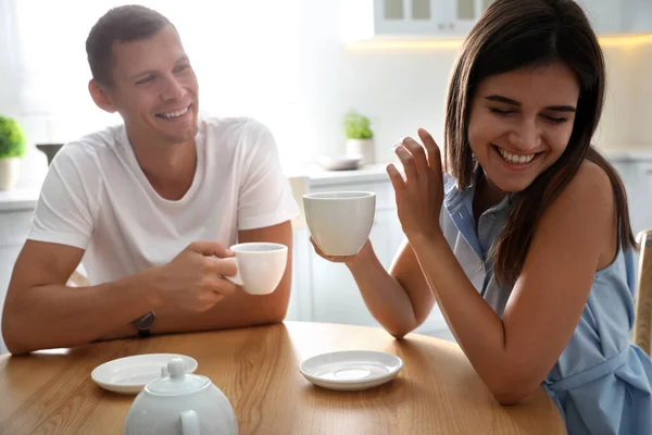 Mutfakta Çay Içerken Kadın Erkek Konuşuyor — Stok fotoğraf