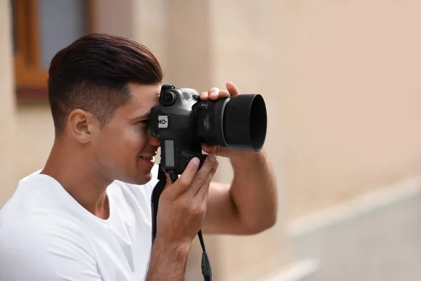 Fotógrafo Tirando Foto Com Câmera Profissional Rua Cidade — Fotografia de Stock