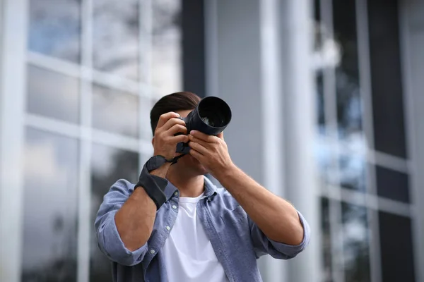 Fotógrafo Tirando Foto Com Câmera Profissional Rua Cidade — Fotografia de Stock