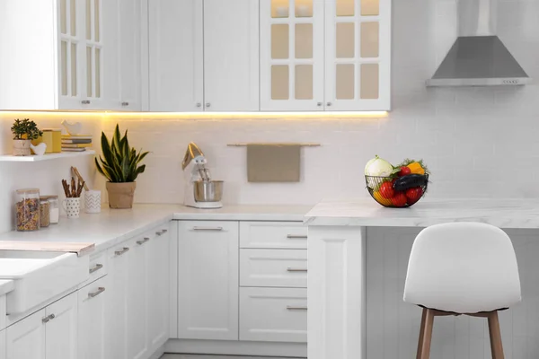 Interior Cocina Moderna Con Diferentes Verduras Mesa Blanca — Foto de Stock