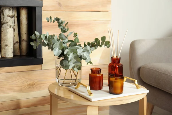 Eucalyptus Takken Aromatische Rietsuiker Kaarsen Houten Tafel Woonkamer Interieur Element — Stockfoto