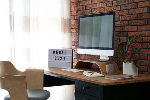 Light Box Hashtag Goal 2021 Computer Monitor Wooden Desk Office — Stock Photo, Image