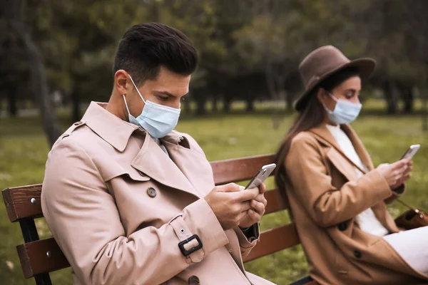 Mann Und Frau Mit Smartphones Park Soziale Distanz Bei Coronavirus — Stockfoto