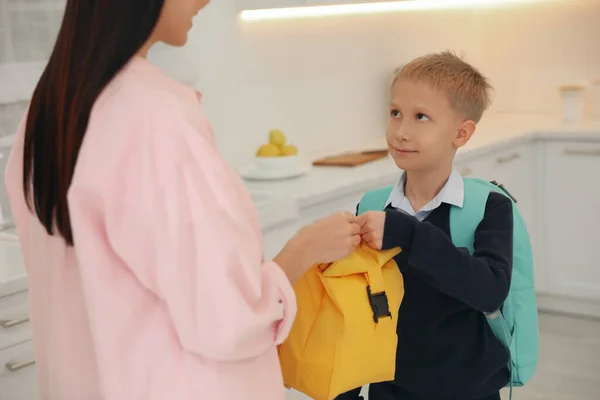 Jovem Mãe Ajudando Seu Filho Preparar Para Escola Cozinha Close — Fotografia de Stock