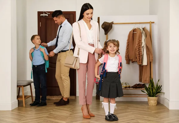 Parents Helping Children Get Ready School Hallway — Stock Photo, Image