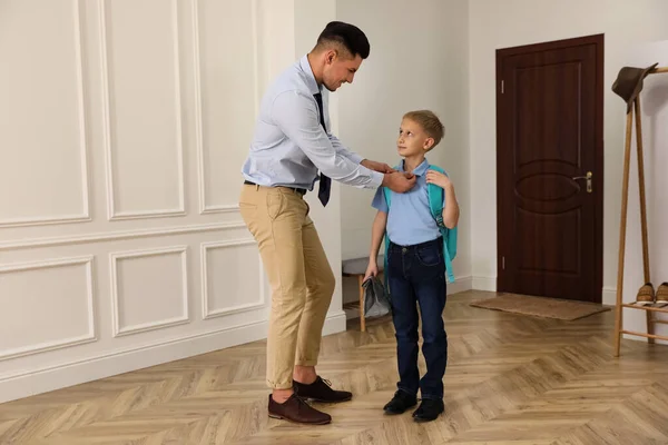 Padre Ayudando Hijo Prepararse Para Escuela Pasillo —  Fotos de Stock