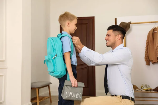 Pai Ajudando Seu Filho Preparar Para Escola Corredor — Fotografia de Stock