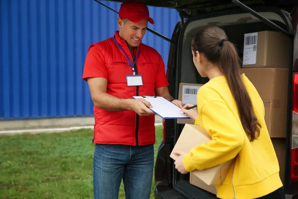 Corriere Che Riceve Firma Della Ricevuta Dal Cliente All Aperto — Foto Stock