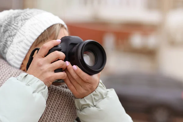 Fotógrafo Tomando Fotos Con Cámara Profesional Aire Libre — Foto de Stock