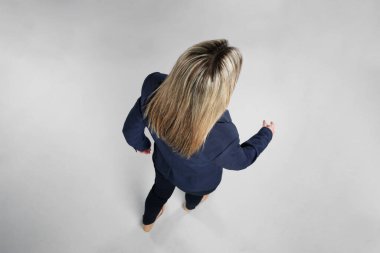 Gri arka planda genç bir kadın.