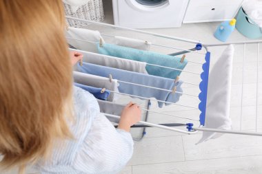 Çamaşırları kurutma makinesine asan kadın, yakın plan.