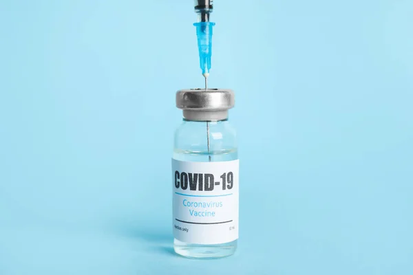 Töltőfecskendő Koronavírus Vakcinával Világoskék Alapon — Stock Fotó