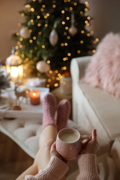 Evde Bir Fincan Kakao Tutan Bir Kadın Yakın Plan Noel — Stok fotoğraf