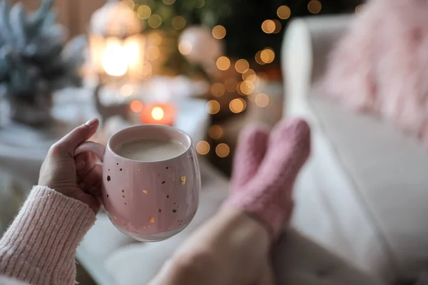 Evde Bir Fincan Kakao Tutan Bir Kadın Yakın Plan Noel — Stok fotoğraf