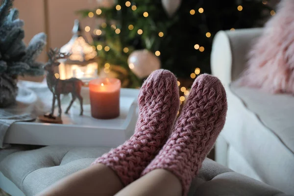 Noel Için Dekore Edilmiş Odada Pembe Örülü Çorap Giyen Kadın — Stok fotoğraf