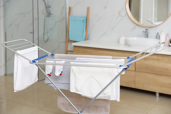 浴室の乾燥棚に掛かるきれいな洗濯 — ストック写真