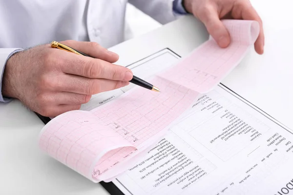 Arts Onderzoek Cardiogram Aan Tafel Kliniek Close — Stockfoto