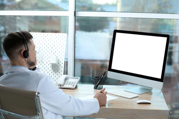 Médico Con Auriculares Consultando Paciente Línea Escritorio Clínica Espacio Para —  Fotos de Stock