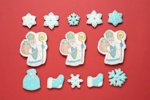 Leckere Lebkuchen Auf Rotem Hintergrund Flach Gelegt Nikolausfeier — Stockfoto