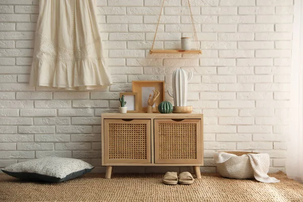 Elegante Interior Habitación Con Armario Madera Cerca Pared Ladrillo Blanco —  Fotos de Stock