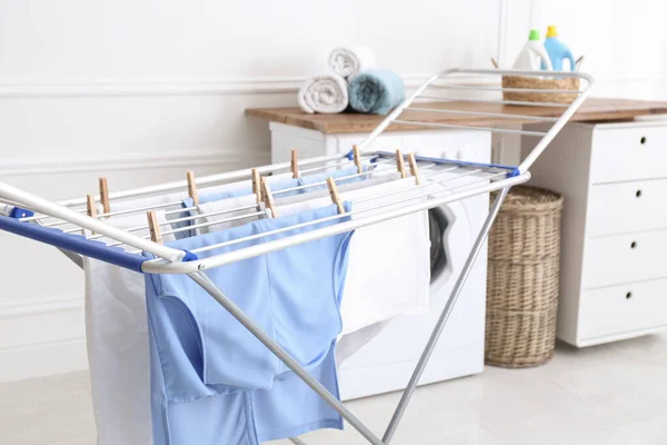 室内乾燥ラックに掛かるきれいな洗濯 — ストック写真