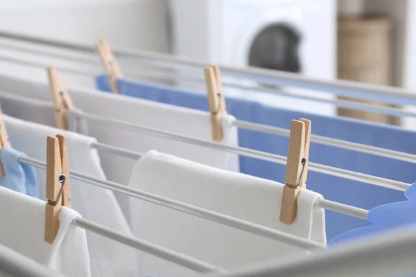 室内の乾燥棚にぶら下がったきれいな洗濯機 — ストック写真