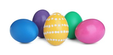 Beyaz arka planda renkli yumurtalar. Mutlu Paskalyalar