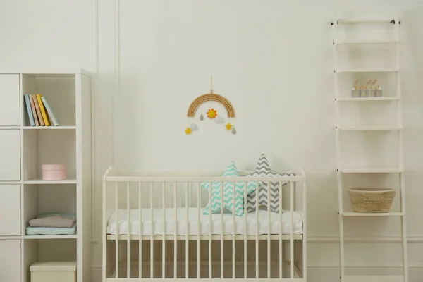 Niedliche Babyzimmereinrichtung Mit Stilvollen Möbeln Und Kissen — Stockfoto
