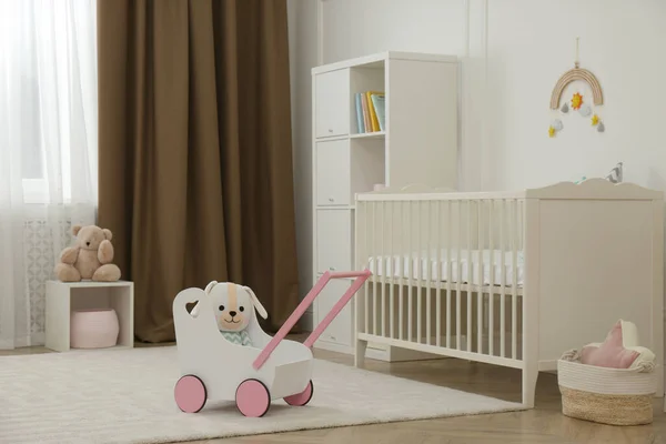 Niedliche Babyzimmereinrichtung Mit Stilvollen Möbeln Und Spielzeug — Stockfoto