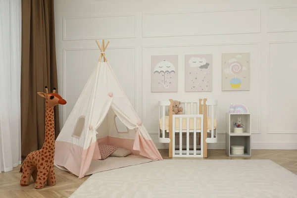 Linda Habitación Bebé Interior Con Cuna Tienda Juego — Foto de Stock