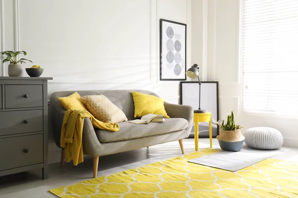 Elegante Salón Con Sofá Diseño Interiores Colores Gris Amarillo — Foto de Stock