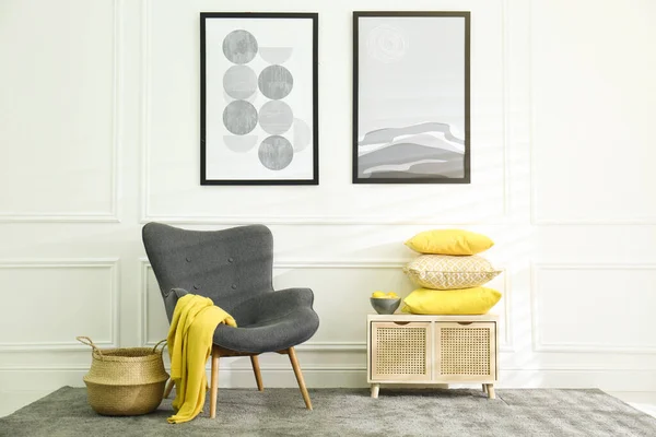 Elegante Salón Con Sillón Diseño Interiores Colores Gris Amarillo — Foto de Stock