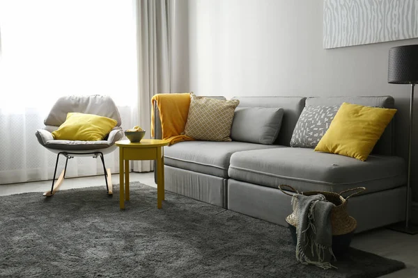 Stilvolles Wohnzimmer Mit Sofa Innenarchitektur Grauen Und Gelben Farben — Stockfoto