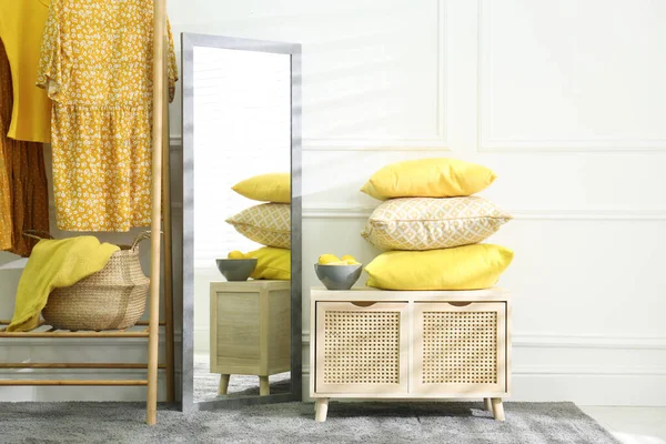 Coin Dressing Élégant Avec Grand Miroir Design Intérieur Gris Jaune — Photo