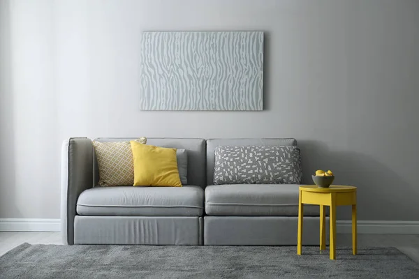 Elegante Salón Con Sofá Diseño Interiores Colores Gris Amarillo — Foto de Stock