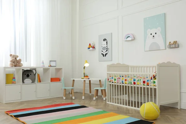 Quarto Bebê Bonito Interior Com Mobiliário Elegante Brinquedos — Fotografia de Stock