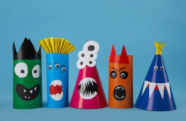 Açık mavi arka planda komik canavarlar. Cadılar Bayramı dekorasyonu