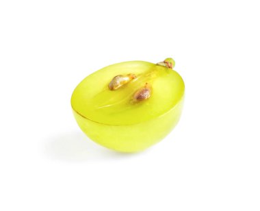 Lezzetli olgun yeşil üzümün yarısı beyaz üzerine izole edilmiş.