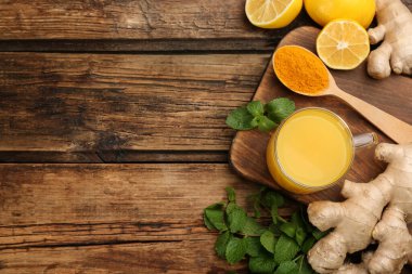 Düz kompozisyon ve bağışıklık artırıcı içecekle ahşap masanın üzerinde yatıyordu. Metin için boşluk