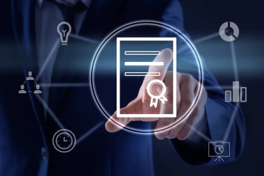 Çevrimiçi öğrenme kavramı. Sanal ekranda diploma illüstrasyonuna dokunan adam, yakın plan