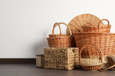 Işık duvarının yanındaki zeminde doğal malzemeden yapılmış birçok hasır sepet var.